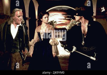 Anthony Hopkins, Catherine Zeta-Jones & Antonio Banderas Film: The Mask of Zorro (USA/DE 1998) Charaktere: Don Diego de la Vega, Alejandro Murrieta, Elena Montero Regie: Martin Campbell 17 July 1998 **WARNUNG** Dieses Foto ist nur für redaktionelle Verwendung bestimmt und unterliegt dem Copyright von TRISTAR-BILDERN und/oder dem Fotografen, der von der Film- oder Produktionsfirma beauftragt wurde, und kann nur von Publikationen im Zusammenhang mit der Bewerbung des oben genannten Films reproduziert werden. Eine obligatorische Gutschrift für TRISTAR-BILDER ist erforderlich. Der Fotograf sollte auch bei Bekanntwerden des Fotos gutgeschrieben werden. Eine kommerzielle Nutzung kann nicht gewährt werden Stockfoto