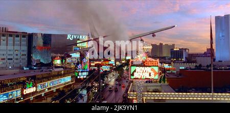 Plane Heads for Vegas Strip Film: Con Air (USA 1997) Regie: Simon West 02 June 1997 **WARNUNG** Dieses Foto ist nur für redaktionelle Verwendung bestimmt und unterliegt dem Copyright von TOUCHSTONE-BILDERN und/oder dem von der Film- oder Produktionsfirma beauftragten Fotografen und kann nur durch Publikationen im Zusammenhang mit der Bewerbung des oben genannten Films reproduziert werden. Eine obligatorische Gutschrift für DIE TOUCHSTONE-BILDER ist erforderlich. Der Fotograf sollte auch bei Bekanntwerden des Fotos gutgeschrieben werden. Ohne schriftliche Genehmigung der Film Company kann keine kommerzielle Nutzung gewährt werden. Stockfoto