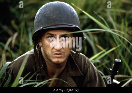 Sean Penn Film: The Thin Red Line (1997) Charaktere: 1. Sgt. Welsh Director: Terrence Malick 25 December 1998 **WARNUNG** Dieses Foto ist nur für den redaktionellen Gebrauch bestimmt und unterliegt dem Copyright von 20 CENTURY FOX und/oder des Fotografen, der von der Film- oder Produktionsfirma beauftragt wurde und kann nur durch Publikationen im Zusammenhang mit der Bewerbung des oben genannten Films reproduziert werden. Eine obligatorische Gutschrift an 20 CENTURY FOX ist erforderlich. Der Fotograf sollte auch bei Bekanntwerden des Fotos gutgeschrieben werden. Ohne schriftliche Genehmigung der Film Company kann keine kommerzielle Nutzung gewährt werden. Stockfoto