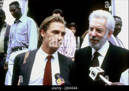 Matthew McConaughey & Donald Sutherland Film: A Time to Kill (USA 1996) Regie: Joel Schumacher 24 July 1996 **WARNUNG** Dieses Foto ist nur für redaktionelle Verwendung bestimmt und unterliegt dem Copyright von WARNER BROS. Und/oder des Fotografen, der von der Film- oder Produktionsfirma beauftragt wurde und nur durch Publikationen im Zusammenhang mit der Bewerbung des oben genannten Films reproduziert werden kann. Eine obligatorische Gutschrift an WARNER BROS. Ist erforderlich. Der Fotograf sollte auch bei Bekanntwerden des Fotos gutgeschrieben werden. Ohne schriftliche Genehmigung der Film Company kann keine kommerzielle Nutzung gewährt werden. Stockfoto