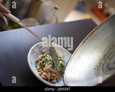 Gebratenes Schweinefleisch und Basilikum.Thai Street Food.Gebratenes Basilikum. Fahren Sie Fort. Kochen. Sehen Sie köstlich aus. Stockfoto