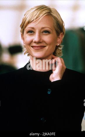 Anne Heche Film Six Days Seven Nights (USA 1998) Charaktere: Robin Monroe Regie: Ivan Reitman 12. Juni 1998 **WARNUNG** dieses Foto ist nur für redaktionelle Zwecke bestimmt und unterliegt dem Copyright von BUENA VISTA und/oder dem Fotografen, der von der Film- oder Produktionsgesellschaft beauftragt wurde. Es kann nur durch Veröffentlichungen in Verbindung mit der Werbung für den oben genannten Film reproduziert werden. Es ist eine obligatorische Gutschrift für BUENA VISTA erforderlich. Der Fotograf sollte ebenfalls angerechnet werden, wenn er bekannt ist. Ohne schriftliche Genehmigung der Film Company kann keine kommerzielle Nutzung gewährt werden. Stockfoto