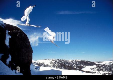 Ski Stunt Scene Film: Jackie Chan'S First Strike (Ging chaat goo si 4: Ji gaan daan yam Mo) HK 1996, Regie: Stanley Tong 10 February 1996 **WARNUNG** Dieses Foto ist nur für den redaktionellen Gebrauch bestimmt und unterliegt dem Copyright der GOLDEN HARVEST COMPANY und/oder des Fotografen, der von der Film- oder Produktionsfirma beauftragt wurde, und kann nur von Publikationen im Zusammenhang mit der Bewerbung des oben genannten Films reproduziert werden. Eine obligatorische Gutschrift an GOLDEN HARVEST COMPANY ist erforderlich. Der Fotograf sollte auch bei Bekanntwerden des Fotos gutgeschrieben werden. Ohne schriftliche Genehmigung der Film Company kann keine kommerzielle Nutzung gewährt werden Stockfoto