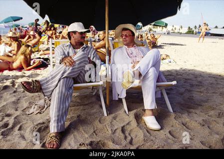Robin Williams & Nathan Lane Film The Birdcage (1996) Charaktere: Armand Goldman, Albert Goldman Regie: Mike Nichols 08. März 1996 **WARNUNG** dieses Foto ist nur für redaktionelle Zwecke bestimmt und unterliegt dem Urheberrecht von UNITED und/oder dem Fotografen, der von der Film or Production Company zugewiesen wurde und kann nur durch Veröffentlichungen in Verbindung mit der Werbung für den oben genannten Film reproduziert werden. Eine obligatorische Gutschrift an UNITED ist erforderlich. Der Fotograf sollte ebenfalls angerechnet werden, wenn er bekannt ist. Ohne schriftliche Genehmigung der Film Company kann keine kommerzielle Nutzung gewährt werden. Stockfoto