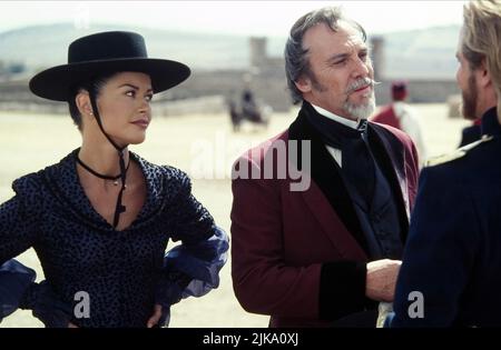 Catherine Zeta-Jones & Stuart Wilson Film: Die Maske des Zorro (USA/DE 1998) Charaktere: Elena Montero, Don Rafael Montero Regie: Martin Campbell 17 July 1998 **WARNUNG** Dieses Foto ist nur für redaktionelle Verwendung bestimmt und unterliegt dem Copyright von TRISTAR-BILDERN und/oder dem Fotografen, der von der Film- oder Produktionsfirma beauftragt wurde, und kann nur von Publikationen im Zusammenhang mit der Bewerbung des oben genannten Films reproduziert werden. Eine obligatorische Gutschrift für TRISTAR-BILDER ist erforderlich. Der Fotograf sollte auch bei Bekanntwerden des Fotos gutgeschrieben werden. Ohne schriftliche Genehmigung des Films C kann keine kommerzielle Nutzung gewährt werden Stockfoto