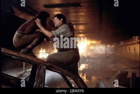 Amy Brenneman & Sylvester Stallone Film: Daylight (USA 1996) Charaktere: Madelyne Thompson, Kit Latura Regie: Rob Cohen 06 December 1996 **WARNUNG** Dieses Foto ist nur für redaktionelle Verwendung bestimmt und unterliegt dem Copyright von UNIVERSAL-BILDERN und/oder dem Fotografen, der von der Film- oder Produktionsfirma beauftragt wurde und darf nur von Publikationen im Zusammenhang mit der Bewerbung des oben genannten Films reproduziert werden. Eine obligatorische Gutschrift für UNIVERSELLE BILDER ist erforderlich. Der Fotograf sollte auch bei Bekanntwerden des Fotos gutgeschrieben werden. Ohne schriftliche Genehmigung der Film Company kann keine kommerzielle Nutzung gewährt werden. Stockfoto