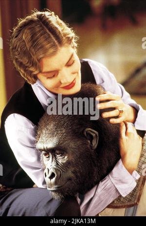 Rene Russo & Gorrila Film: Buddy (1998) Charaktere: Mrs. Gertrude 'Trudy' Lintz Regie: Caroline Thompson 06 June 1997 **WARNUNG** Dieses Foto ist nur für redaktionelle Zwecke bestimmt und unterliegt dem Copyright von COLUMBIA und/oder dem Fotografen, der von der Film- oder Produktionsfirma beauftragt wurde und darf nur von Publikationen im Zusammenhang mit der Bewerbung des oben genannten Films reproduziert werden. Eine obligatorische Gutschrift an COLUMBIA ist erforderlich. Der Fotograf sollte auch bei Bekanntwerden des Fotos gutgeschrieben werden. Ohne schriftliche Genehmigung der Film Company kann keine kommerzielle Nutzung gewährt werden. Stockfoto