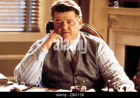 Robbie Coltrane Film: Buddy (1997) Charaktere: Dr. Bill Lintz Regie: Caroline Thompson 06 June 1997 **WARNUNG** Dieses Foto ist nur für redaktionelle Zwecke bestimmt und unterliegt dem Copyright von COLUMBIA und/oder dem Fotografen, der von der Film- oder Produktionsfirma beauftragt wurde und darf nur von Publikationen im Zusammenhang mit der Bewerbung des oben genannten Films reproduziert werden. Eine obligatorische Gutschrift an COLUMBIA ist erforderlich. Der Fotograf sollte auch bei Bekanntwerden des Fotos gutgeschrieben werden. Ohne schriftliche Genehmigung der Film Company kann keine kommerzielle Nutzung gewährt werden. Stockfoto