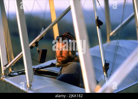 Jeff Daniels Film: Fly Away Home (1996) Charaktere: Thomas 'Tom' Alden Regie: Carroll Ballard 05. September 1996 **WARNUNG** Dieses Foto ist nur für redaktionelle Verwendung bestimmt und unterliegt dem Copyright von COLUMBIA und/oder dem von der Film- oder Produktionsfirma beauftragten Fotografen und kann nur von Publikationen im Zusammenhang mit der Bewerbung des oben genannten Films reproduziert werden. Eine obligatorische Gutschrift an COLUMBIA ist erforderlich. Der Fotograf sollte auch bei Bekanntwerden des Fotos gutgeschrieben werden. Ohne schriftliche Genehmigung der Film Company kann keine kommerzielle Nutzung gewährt werden. Stockfoto