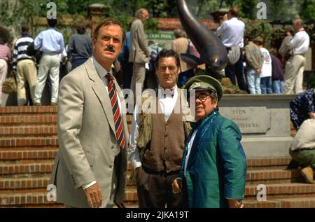 John Cleese, Michael Palin & Ronnie Corbett Film: Fierce Creatures (USA/UK 1997) Charaktere: Rollo Lee, Adrian 'Bugsy' Malone, Reggie Sea Lions Regie: Fred Schepisi & Robert Young 23 January 1997 **WARNUNG** Dieses Foto ist nur für den redaktionellen Gebrauch bestimmt und unterliegt dem Copyright von UNIVERSAL-BILDERN und/oder dem Fotografen, der von der Film- oder Produktionsfirma beauftragt wurde und darf nur durch Publikationen im Zusammenhang mit der Bewerbung des oben genannten Films reproduziert werden. Eine obligatorische Gutschrift für UNIVERSELLE BILDER ist erforderlich. Der Fotograf sollte auch bei Bekanntwerden des Fotos gutgeschrieben werden. Keine kommerzielle Nutzung kann grante sein Stockfoto