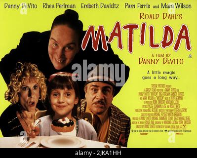 Danny Devito, Mara Wilson, Rhea Perlman & Pam Ferris Film: Matilda (1998) Charaktere: Harry Wormwood,Matilda Wormwood,Zinnia Wormwood & Agatha Trunchbull Regie: Danny Devito 28 July 1996 **WARNUNG** Dieses Foto ist nur für den redaktionellen Gebrauch bestimmt und unterliegt dem Copyright von TRISTAR und/oder dem von der Film- oder Produktionsfirma beauftragten Fotografen.Es kann nur von Publikationen im Zusammenhang mit der Bewerbung des oben genannten Films reproduziert werden. Eine obligatorische Gutschrift an TRISTAR ist erforderlich. Der Fotograf sollte auch bei Bekanntwerden des Fotos gutgeschrieben werden. Ohne schriftliche Genehmigung kann keine kommerzielle Nutzung gewährt werden Stockfoto