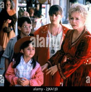 Joey Zimmerman, Emily Roeske, Kimberly J. Brown & Debbie Reynolds Film: Halloweentown (1998) Charaktere: Dylan Piper, Sophie Piper, Marnie Piper, Aggie Cromwell Regie: Duwayne Dunham 17 October 1998 **WARNUNG** Dieses Foto ist nur für den redaktionellen Gebrauch bestimmt und unterliegt dem Copyright des DISNEY-KANALS und/oder des Fotografen, der von der Film- oder Produktionsfirma beauftragt wurde, und kann nur von Publikationen im Zusammenhang mit der Bewerbung des oben genannten Films reproduziert werden. Eine obligatorische Gutschrift für DEN DISNEY-KANAL ist erforderlich. Der Fotograf sollte auch bei Bekanntwerden des Fotos gutgeschrieben werden. Es kann keine kommerzielle Nutzung gewährt werden Stockfoto