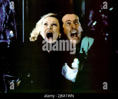 Cathy Moriarty & Eric Idle Film: Casper (USA 1995) Charaktere: Carrigan Crittenen & Paul 'Dibbs' Plutzker Regie: Brad Silberling 26 May 1995 **WARNUNG** Dieses Foto ist nur für den redaktionellen Gebrauch bestimmt und unterliegt dem Copyright von UNIVERSAL-BILDERN und/oder dem Fotografen, der von der Film- oder Produktionsfirma beauftragt wurde und darf nur von Publikationen im Zusammenhang mit der Bewerbung des oben genannten Films reproduziert werden. Eine obligatorische Gutschrift für UNIVERSELLE BILDER ist erforderlich. Der Fotograf sollte auch bei Bekanntwerden des Fotos gutgeschrieben werden. Ohne schriftliche Genehmigung der Film Company kann keine kommerzielle Nutzung gewährt werden. Stockfoto