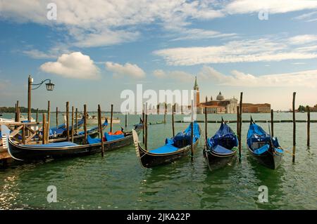 Gondeln parkte am San Marco-Platz in Venedig Stockfoto