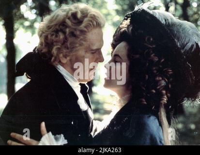 Nick Nolte & Greta Scacchi Film: Jefferson In Paris (1995) Charaktere: Thomas Jefferson & Maria Cosway Regie: James Ivory 31 March 1995 **WARNUNG** Dieses Foto ist nur für redaktionelle Verwendung bestimmt und unterliegt dem Copyright von TOUCHSTONE und/oder dem von der Film- oder Produktionsfirma beauftragten Fotografen und kann nur durch Publikationen im Zusammenhang mit der Bewerbung des oben genannten Films reproduziert werden. Ein obligatorischer Credit to TOUCHSTONE ist erforderlich. Der Fotograf sollte auch bei Bekanntwerden des Fotos gutgeschrieben werden. Ohne schriftliche Genehmigung der Film Company kann keine kommerzielle Nutzung gewährt werden. Stockfoto