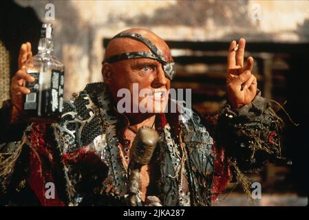 Dennis Hopper Film Waterworld (1995) Charaktere: Deacon Regie: Kevin Reynolds 28. Juli 1995 **WARNUNG** dieses Foto ist nur für redaktionelle Zwecke bestimmt und unterliegt dem Copyright von UNIVERSAL und/oder dem Fotografen, der von der Film or Production Company zugewiesen wurde. Eine obligatorische Gutschrift für UNIVERSAL ist erforderlich. Der Fotograf sollte ebenfalls angerechnet werden, wenn er bekannt ist. Ohne schriftliche Genehmigung der Film Company kann keine kommerzielle Nutzung gewährt werden. Stockfoto