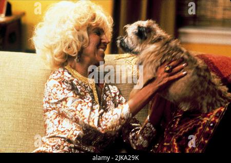 Lin Shaye & Dog Film: There'S Something About Mary (USA 1998) Charaktere: Magda & Regie: Bobby Farelly & Peter Farrelly 15 July 1998 **WARNUNG** Dieses Foto ist nur für den redaktionellen Gebrauch bestimmt und unterliegt dem Copyright von 20. CENTURY FOX und/oder des Fotografen, der von der Film- oder Produktionsfirma beauftragt wurde und darf nur durch Publikationen im Zusammenhang mit der Bewerbung des oben genannten Films reproduziert werden. Eine obligatorische Gutschrift an 20. CENTURY FOX ist erforderlich. Der Fotograf sollte auch bei Bekanntwerden des Fotos gutgeschrieben werden. Ohne schriftliche Genehmigung der Film Company kann keine kommerzielle Nutzung gewährt werden. Stockfoto