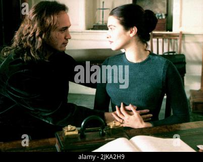 Vincent Perez & Rachel Weisz Film: Swept From The Sea (1997) Charaktere: Yanko Gooral & Amy Foster Regie: Beeban Kidron 09. September 1997 **WARNUNG** Dieses Foto ist nur für redaktionelle Zwecke bestimmt und unterliegt dem Copyright von TRISTAR-BILDERN und/oder dem Fotografen, der von der Film- oder Produktionsfirma beauftragt wurde, und kann nur von Publikationen im Zusammenhang mit der Bewerbung des oben genannten Films reproduziert werden. Eine obligatorische Gutschrift für TRISTAR-BILDER ist erforderlich. Der Fotograf sollte auch bei Bekanntwerden des Fotos gutgeschrieben werden. Ohne schriftliche Genehmigung der Film Company kann keine kommerzielle Nutzung gewährt werden. Stockfoto