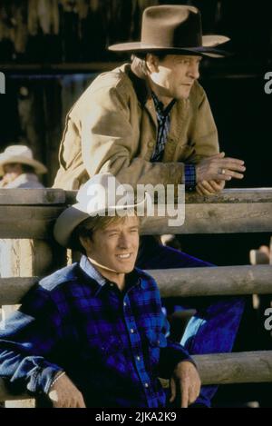 Robert Redford & Chris Cooper Film: The Horse Whisperer (USA 1998) Charaktere: Tom Booker & Frank Booker Regie: Robert Redford 15 May 1998 **WARNUNG** Dieses Foto ist nur für den redaktionellen Gebrauch bestimmt und unterliegt dem Copyright von TOUCHSTONE-BILDERN und/oder dem Fotografen, der von der Film- oder Produktionsfirma beauftragt wurde, und kann nur von Publikationen im Zusammenhang mit der Bewerbung des oben genannten Films reproduziert werden. Eine obligatorische Gutschrift für DIE TOUCHSTONE-BILDER ist erforderlich. Der Fotograf sollte auch bei Bekanntwerden des Fotos gutgeschrieben werden. Ohne schriftliche Genehmigung der Film Company kann keine kommerzielle Nutzung gewährt werden. Stockfoto