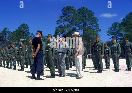 Viggo Mortensen, Demi Moore & Ridley Scott Film: G.I. Jane; Gi Jane (1997) Charaktere: Meisterchef John James Urgayle, Jordan O'Neill & Regisseur: Ridley Scott 01 April 1997 **WARNUNG** Dieses Foto ist nur für redaktionelle Verwendung bestimmt und unterliegt dem Copyright von HOLLYWOOD-BILDERN und/oder dem von der Film- oder Produktionsfirma beauftragten Fotografen und kann nur von Publikationen im Zusammenhang mit der Bewerbung des oben genannten Films reproduziert werden. Eine obligatorische Gutschrift für HOLLYWOOD-BILDER ist erforderlich. Der Fotograf sollte auch bei Bekanntwerden des Fotos gutgeschrieben werden. Ohne schriftliche Genehmigung kann keine kommerzielle Nutzung gewährt werden Stockfoto