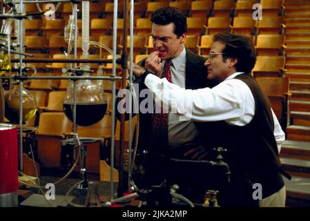 Christopher Mcdonald & Robin Williams Film: Flubber (1997) Charaktere: Wilson Croft & Professor Philip Brainard Regie: Les Mayfield 16 November 1997 **WARNUNG** Dieses Foto ist nur für redaktionelle Zwecke bestimmt und unterliegt dem Copyright von WALT DISNEY und/oder dem von der Film- oder Produktionsfirma beauftragten Fotografen.Es kann nur von Publikationen im Zusammenhang mit der Bewerbung des oben genannten Films reproduziert werden. Eine obligatorische Gutschrift an WALT DISNEY ist erforderlich. Der Fotograf sollte auch bei Bekanntwerden des Fotos gutgeschrieben werden. Ohne schriftliche Genehmigung der Film Company kann keine kommerzielle Nutzung gewährt werden. Stockfoto