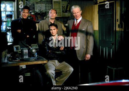 Clancy Brown, Ted Levine, will Wheaton & Raymond J. Barry Film: Flubber (1997) Charaktere: Smith,Wesson, & Chester Hoenicker Regie: Les Mayfield 16 November 1997 **WARNUNG** Dieses Foto ist nur für redaktionelle Zwecke bestimmt und unterliegt dem Copyright von WALT DISNEY und/oder dem von der Film- oder Produktionsfirma beauftragten Fotografen.Es kann nur von Publikationen im Zusammenhang mit der Bewerbung des oben genannten Films reproduziert werden. Eine obligatorische Gutschrift an WALT DISNEY ist erforderlich. Der Fotograf sollte auch bei Bekanntwerden des Fotos gutgeschrieben werden. Ohne schriftliche Genehmigung der Film Compan kann keine kommerzielle Nutzung gewährt werden Stockfoto