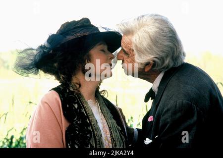 Piper Laurie & Walter Matthau Film: The Grass Harp (1995) Charaktere: Dolly Talbo & Judge Charlie Cool Regie: Charles Matthau 10 September 1995 **WARNUNG** Dieses Foto ist nur für redaktionelle Zwecke bestimmt und unterliegt dem Copyright von PATHE und/oder des Fotografen, der von der Film- oder Produktionsfirma beauftragt wurde, und kann nur durch Publikationen im Zusammenhang mit der Bewerbung des oben genannten Films reproduziert werden. Eine obligatorische Gutschrift an PATHE ist erforderlich. Der Fotograf sollte auch bei Bekanntwerden des Fotos gutgeschrieben werden. Ohne schriftliche Genehmigung der Film Company kann keine kommerzielle Nutzung gewährt werden. Stockfoto