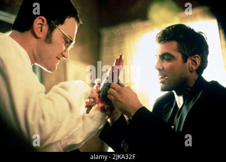 Quentin Tarantino & George Clooney Film: From Dusk Till Dawn (USA 1996) Charaktere: Richard Gecko & Seth Gecko Regie: Robert Rodriguez 19 January 1996 **WARNUNG** Dieses Foto ist nur für den redaktionellen Gebrauch bestimmt und unterliegt dem Copyright von LOS HOOLIGANS PRODUKTIONEN und/oder des Fotografen, der von der Film- oder Produktionsfirma beauftragt wurde und kann nur durch Publikationen im Zusammenhang mit der Bewerbung des oben genannten Films reproduziert werden. Eine obligatorische Gutschrift für LOS HOOLIGANS-PRODUKTIONEN ist erforderlich. Der Fotograf sollte auch bei Bekanntwerden des Fotos gutgeschrieben werden. Ohne schriftliche Genehmigung kann keine kommerzielle Nutzung gewährt werden Stockfoto