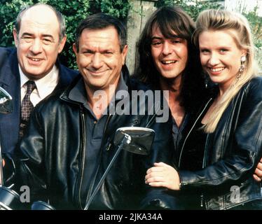 David Daker, Michael Elphick, Neil Morrissey & Saskia Wickham Television: Boon; Thieves Like Us (1995) Charaktere: Harry Crawford,Ken Boon,Rocky Cassidy & Alex Wilton Regie: Jim Hill, Bill Stair 01 May 1995 **WARNUNG** Dieses Foto ist nur für den redaktionellen Gebrauch bestimmt und unterliegt dem Copyright der Film Company und/oder des Fotografen, der von der Film- oder Produktionsfirma beauftragt wurde und kann nur durch Publikationen im Zusammenhang mit der Bewerbung des oben genannten Films reproduziert werden. Eine obligatorische Gutschrift an die Filmgesellschaft ist erforderlich. Der Fotograf sollte auch bei Bekanntwerden des Fotos gutgeschrieben werden. Eine kommerzielle Nutzung ist nicht möglich Stockfoto