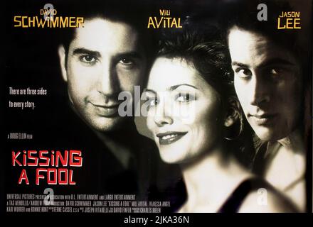 David Schwimmer, Mili Avital & Jason Lee Film: Kissing A Fool (1998) Charaktere: Max Abbitt,Samantha Andrews & Jay Murphy Regie: Doug Ellin 27 February 1998 **WARNUNG** Dieses Foto ist nur für den redaktionellen Gebrauch bestimmt und unterliegt dem Copyright von LARGO und/oder dem Fotografen, der von der Film- oder Produktionsfirma beauftragt wurde, und kann nur von Publikationen im Zusammenhang mit der Bewerbung des oben genannten Films reproduziert werden. Eine obligatorische Gutschrift an LARGO ist erforderlich. Der Fotograf sollte auch bei Bekanntwerden des Fotos gutgeschrieben werden. Ohne schriftliche Genehmigung der Film Company kann keine kommerzielle Nutzung gewährt werden. Stockfoto