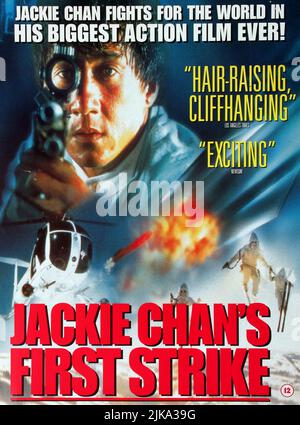 Jackie Chan Film Poster Film: Jackie Chan'S First Strike (Ging chaat goo si 4: Ji gaan daan yam Mo) HK 1996, Regie: Stanley Tong 10 February 1996 **WARNUNG** Dieses Foto ist nur für den redaktionellen Gebrauch bestimmt und unterliegt dem Copyright der GOLDEN HARVEST COMPANY und/oder des Fotografen, der von der Film- oder Produktionsfirma beauftragt wurde, und kann nur von Publikationen im Zusammenhang mit der Bewerbung des oben genannten Films reproduziert werden. Eine obligatorische Gutschrift an GOLDEN HARVEST COMPANY ist erforderlich. Der Fotograf sollte auch bei Bekanntwerden des Fotos gutgeschrieben werden. Ohne schriftliche Genehmigung des Films kann keine kommerzielle Nutzung gewährt werden Stockfoto