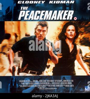 George Clooney & Nicole Kidman Posterfilm: The Pacemaker (USA 1997) Charaktere: LT. Col. Thomas Devoe & Regie: Mimi Leder 23. September 1997 **WARNUNG** Dieses Foto ist nur für redaktionelle Zwecke bestimmt und unterliegt dem Copyright von DREAMWORKS SKG und/oder des Fotografen, der von der Film- oder Produktionsfirma beauftragt wurde, und kann nur von Publikationen im Zusammenhang mit der Bewerbung des oben genannten Films reproduziert werden. Eine obligatorische Gutschrift an DREAMWORKS SKG ist erforderlich. Der Fotograf sollte auch bei Bekanntwerden des Fotos gutgeschrieben werden. Ohne schriftliche Genehmigung der Film Company kann keine kommerzielle Nutzung gewährt werden. Stockfoto