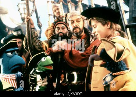 Sam Eagle, Kermit, Tim Curry, Kevin Bishop & Gonzo Film: Muppet Treasure Island (1996) Charaktere: ,,Long John Silver,Jim Hawkins & Regie: Brian Henson 16 February 1996 **WARNUNG** Dieses Foto ist nur für redaktionelle Zwecke bestimmt und unterliegt dem Copyright von WALT DISNEY und/oder dem von der Film- oder Produktionsfirma beauftragten Fotografen.Es kann nur von Publikationen im Zusammenhang mit der Bewerbung des oben genannten Films reproduziert werden. Eine obligatorische Gutschrift an WALT DISNEY ist erforderlich. Der Fotograf sollte auch bei Bekanntwerden des Fotos gutgeschrieben werden. Ohne schriftliche Genehmigung des Films kann keine kommerzielle Nutzung gewährt werden Stockfoto