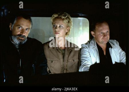 Rade Serbedzija, Charlize Theron & Peter Firth Film: Mighty Joe Young (USA 1998) Charaktere: Andrei Strasser,Jill Young & Garth Regie: Ron Underwood 25 December 1998 **WARNUNG** Dieses Foto ist nur für den redaktionellen Gebrauch bestimmt und unterliegt dem Copyright von WALT DISNEY BILDERN und/oder dem Fotografen, der von der Film- oder Produktionsfirma beauftragt wurde, und kann nur von Publikationen im Zusammenhang mit der Bewerbung des oben genannten Films reproduziert werden. Eine obligatorische Gutschrift für BILDER VON WALT DISNEY ist erforderlich. Der Fotograf sollte auch bei Bekanntwerden des Fotos gutgeschrieben werden. Ohne schriftliche Genehmigung kann keine kommerzielle Nutzung gewährt werden Stockfoto