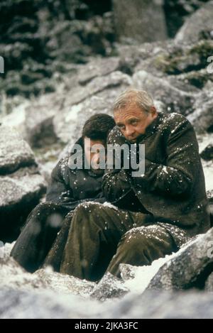 Anthony Hopkins & Alec Baldwin Film: The Edge (1996) Charaktere: Charles Morse & Robert Green Regie: Lee Tamahori 06. September 1997 **WARNUNG** Dieses Foto ist nur für redaktionelle Verwendung bestimmt und unterliegt dem Copyright von 20 CENTURY FOX und/oder des Fotografen, der von der Film- oder Produktionsfirma beauftragt wurde und darf nur durch Publikationen im Zusammenhang mit der Bewerbung des oben genannten Films reproduziert werden. Eine obligatorische Gutschrift an 20 CENTURY FOX ist erforderlich. Der Fotograf sollte auch bei Bekanntwerden des Fotos gutgeschrieben werden. Ohne schriftliche Genehmigung der Film Company kann keine kommerzielle Nutzung gewährt werden. Stockfoto