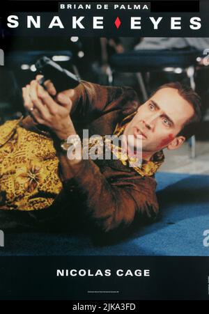 Nicolas Cage Poster Film: Snake Eyes (USA/CAN 1998) Regie: Brian De Palma 30 July 1998 **WARNUNG** Dieses Foto ist nur für redaktionelle Zwecke bestimmt und unterliegt dem Copyright von PARAMOUNT PICTURES und/oder des Fotografen, der von der Film- oder Produktionsfirma beauftragt wurde und darf nur von Publikationen im Zusammenhang mit der Bewerbung des oben genannten Films reproduziert werden. Eine obligatorische Gutschrift für PARAMOUNT-BILDER ist erforderlich. Der Fotograf sollte auch bei Bekanntwerden des Fotos gutgeschrieben werden. Ohne schriftliche Genehmigung der Film Company kann keine kommerzielle Nutzung gewährt werden. Stockfoto