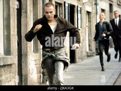 Ewan McGregor & Ewen Bremner Film: Trainspotting (UK 1996) Charaktere: Renton & Spud Regie: Danny Boyle 23 February 1996 **WARNUNG** Dieses Foto ist nur für den redaktionellen Gebrauch bestimmt und unterliegt dem Copyright von CHANNEL FOUR FILMEN und/oder dem Fotografen, der von der Film oder Production Company beauftragt wurde und darf nur von Publikationen im Zusammenhang mit der Bewerbung des oben genannten Films reproduziert werden. Für DEN KANAL VON VIER FILMEN ist eine obligatorische Gutschrift erforderlich. Der Fotograf sollte auch bei Bekanntwerden des Fotos gutgeschrieben werden. Ohne schriftliche Genehmigung der Film Company kann keine kommerzielle Nutzung gewährt werden. Stockfoto