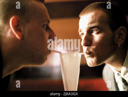 Ewen Bremner & Ewan McGregor Film: Trainspotting (UK 1996) Charaktere: Spud & Renton Regie: Danny Boyle 23 February 1996 **WARNUNG** Dieses Foto ist nur für den redaktionellen Gebrauch bestimmt und unterliegt dem Copyright von CHANNEL FOUR FILMEN und/oder dem Fotografen, der von der Film oder Production Company beauftragt wurde und darf nur von Publikationen im Zusammenhang mit der Bewerbung des oben genannten Films reproduziert werden. Für DEN KANAL VON VIER FILMEN ist eine obligatorische Gutschrift erforderlich. Der Fotograf sollte auch bei Bekanntwerden des Fotos gutgeschrieben werden. Ohne schriftliche Genehmigung der Film Company kann keine kommerzielle Nutzung gewährt werden. Stockfoto