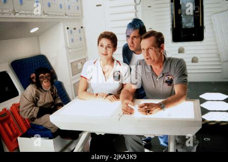 Raven, Jessica Lundy, Harland Williams & William Sadler Film: Rocket man; Rocketman (1997) Charaktere: Ulysees (Schimpansen-Astronaut),Julie Ford,Fred z. Randall & „Wild Bill“ Overbeck Regie: Stuart Gillard 10 October 1997 **WARNUNG** Dieses Foto ist nur für redaktionelle Zwecke bestimmt und unterliegt dem Copyright von DISNEY und/oder dem von der Film- oder Produktionsfirma beauftragten Fotografen.Es kann nur von Publikationen im Zusammenhang mit der Bewerbung des oben genannten Films reproduziert werden. Eine obligatorische Gutschrift an DISNEY ist erforderlich. Der Fotograf sollte auch bei Bekanntwerden des Fotos gutgeschrieben werden. Keine kommerzielle Nutzung kann Gran sein Stockfoto