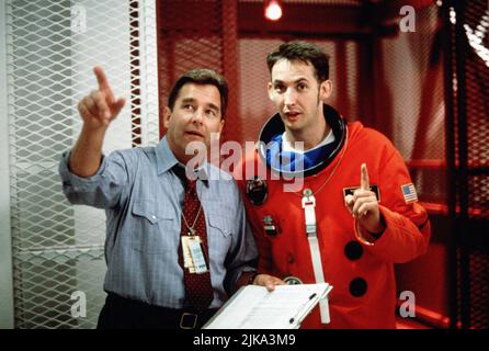 Beau Bridges & Harland Williams Film: Rocket man; Rocketman (1997) Charaktere: Bud Nesbitt & Fred z. Randall Regie: Stuart Gillard 10 October 1997 **WARNUNG** Dieses Foto ist nur für redaktionelle Zwecke bestimmt und unterliegt dem Copyright von DISNEY und/oder dem von der Film- oder Produktionsfirma beauftragten Fotografen.Es kann nur von Publikationen im Zusammenhang mit der Bewerbung des oben genannten Films reproduziert werden. Eine obligatorische Gutschrift an DISNEY ist erforderlich. Der Fotograf sollte auch bei Bekanntwerden des Fotos gutgeschrieben werden. Ohne schriftliche Genehmigung der Film Company kann keine kommerzielle Nutzung gewährt werden. Stockfoto