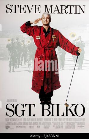 Steve Martin Poster Film: Sgt. Bilko (1998) Regie: Jonathan Lynn 29 March 1996 **WARNUNG** Dieses Foto ist nur für den redaktionellen Gebrauch bestimmt und unterliegt dem Copyright von UNIVERSAL und/oder dem Fotografen, der von der Film- oder Produktionsfirma beauftragt wurde und kann nur durch Publikationen im Zusammenhang mit der Bewerbung des oben genannten Films reproduziert werden. Eine obligatorische Gutschrift an UNIVERSAL ist erforderlich. Der Fotograf sollte auch bei Bekanntwerden des Fotos gutgeschrieben werden. Ohne schriftliche Genehmigung der Film Company kann keine kommerzielle Nutzung gewährt werden. Stockfoto