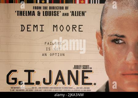 Demi Moore Poster Film: G.I. Jane; Gi Jane (1996) Regie: Ridley Scott 01 April 1997 **WARNUNG** Dieses Foto ist nur für redaktionelle Verwendung bestimmt und unterliegt dem Copyright von HOLLYWOOD-BILDERN und/oder dem von der Film- oder Produktionsfirma beauftragten Fotografen und kann nur von Publikationen im Zusammenhang mit der Bewerbung des oben genannten Films reproduziert werden. Eine obligatorische Gutschrift für HOLLYWOOD-BILDER ist erforderlich. Der Fotograf sollte auch bei Bekanntwerden des Fotos gutgeschrieben werden. Ohne schriftliche Genehmigung der Film Company kann keine kommerzielle Nutzung gewährt werden. Stockfoto