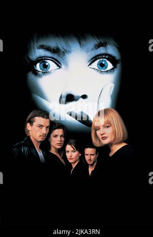 Skeet Ulrich, Neve Campbell, Courteney Cox, David Arquette & Drew Barrymore Film: Scream (USA 1996) Charaktere: Billy Loomis,Sidney Prescott,Gale Weathers,Deputy Dwight 'Dewey' Riley & Casey Becker Regie: Wes Craven 18 December 1996 **WARNUNG** Dieses Foto ist nur für den redaktionellen Gebrauch bestimmt und unterliegt dem Copyright von DIMENSION FILMS und/oder des Fotografen, der von der Film- oder Produktionsfirma beauftragt wurde, und kann nur von Publikationen im Zusammenhang mit der Bewerbung des oben genannten Films reproduziert werden. Eine obligatorische Gutschrift für DIE DIMENSIONIERUNG VON FILMEN ist erforderlich. Der Fotograf sollte auch bei Bekanntwerden des Fotos gutgeschrieben werden. Stockfoto