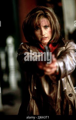 Courteney Cox Film: Scream (USA 1996) Charaktere: Gale Weathers Regie: Wes Craven 18 December 1996 **WARNUNG** Dieses Foto ist nur für den redaktionellen Gebrauch bestimmt und unterliegt dem Copyright von DIMENSION FILMS und/oder des Fotografen, der von der Film- oder Produktionsfirma beauftragt wurde, und kann nur von Publikationen im Zusammenhang mit der Bewerbung des oben genannten Films reproduziert werden. Eine obligatorische Gutschrift für DIE DIMENSIONIERUNG VON FILMEN ist erforderlich. Der Fotograf sollte auch bei Bekanntwerden des Fotos gutgeschrieben werden. Ohne schriftliche Genehmigung der Film Company kann keine kommerzielle Nutzung gewährt werden. Stockfoto