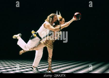 Jeff Bridges & Julianne Moore Film: The Big Lebowski (USA/UK 1998) Charaktere: Jeffrey Lebowski - The Dude & Maude Lebowski Regie: Ethan Coen & Joel Coen 15 February 1998 **WARNUNG** Dieses Foto ist nur für den redaktionellen Gebrauch bestimmt und unterliegt dem Copyright von GRAMERCY PICTURES und/oder des Fotografen, der von der Film- oder Produktionsfirma beauftragt wurde und darf nur durch Publikationen im Zusammenhang mit der Bewerbung des oben genannten Films reproduziert werden. Eine obligatorische Gutschrift für GRAMERCY-BILDER ist erforderlich. Der Fotograf sollte auch bei Bekanntwerden des Fotos gutgeschrieben werden. Ohne schriftliche Genehmigung kann keine kommerzielle Nutzung gewährt werden Stockfoto