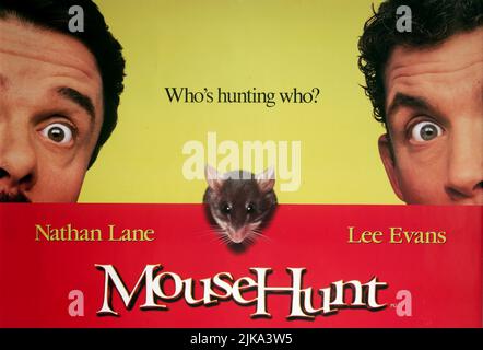 Lee Evans & Nathan Lane Poster Film: Mousehunt; Mouse Hunt (1997) Charaktere: Lars Smuntz & Regie: Gore Verbinski 19 December 1997 **WARNUNG** Dieses Foto ist nur für redaktionelle Zwecke bestimmt und unterliegt dem Copyright von DREAMWORKS und/oder des Fotografen, der von der Film- oder Produktionsfirma beauftragt wurde, und kann nur von Publikationen im Zusammenhang mit der Bewerbung des oben genannten Films reproduziert werden. Eine obligatorische Gutschrift an DREAMWORKS ist erforderlich. Der Fotograf sollte auch bei Bekanntwerden des Fotos gutgeschrieben werden. Ohne schriftliche Genehmigung der Film Company kann keine kommerzielle Nutzung gewährt werden. Stockfoto