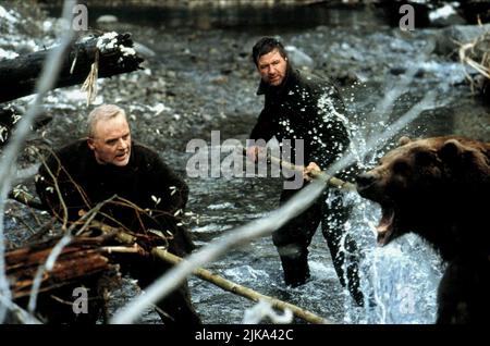 Anthony Hopkins & Alec Baldwin Film: The Edge (1997) Charaktere: Charles Morse & Robert Green Regie: Lee Tamahori 06. September 1997 **WARNUNG** Dieses Foto ist nur für redaktionelle Verwendung bestimmt und unterliegt dem Copyright von 20 CENTURY FOX und/oder des Fotografen, der von der Film- oder Produktionsfirma beauftragt wurde und darf nur durch Publikationen im Zusammenhang mit der Bewerbung des oben genannten Films reproduziert werden. Eine obligatorische Gutschrift an 20 CENTURY FOX ist erforderlich. Der Fotograf sollte auch bei Bekanntwerden des Fotos gutgeschrieben werden. Ohne schriftliche Genehmigung der Film Company kann keine kommerzielle Nutzung gewährt werden. Stockfoto