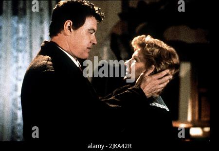 Robert Urich & Diana Scarwid Film: The Angel Of Pennsylvania Avenue (1997) Charaktere: Angus Feagan & Mrs. Annie Feagan Regie: Robert Ellis Miller 15. Dezember 1996 **WARNUNG** Dieses Foto ist nur für redaktionelle Zwecke bestimmt und unterliegt dem Copyright von ALPHA MEDIA LLC und/oder des Fotografen, der von der Film- oder Produktionsfirma beauftragt wurde. Es kann nur von Publikationen im Zusammenhang mit der Bewerbung des oben genannten Films reproduziert werden. Eine obligatorische Gutschrift an ALPHA MEDIA LLC ist erforderlich. Der Fotograf sollte auch bei Bekanntwerden des Fotos gutgeschrieben werden. Ohne schriftliche Genehmigung des F kann keine kommerzielle Nutzung gewährt werden Stockfoto