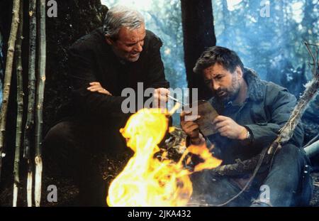 Anthony Hopkins & Alec Baldwin Film: The Edge (1997) Charaktere: Charles Morse & Robert Green Regie: Lee Tamahori 06. September 1997 **WARNUNG** Dieses Foto ist nur für redaktionelle Verwendung bestimmt und unterliegt dem Copyright von 20 CENTURY FOX und/oder des Fotografen, der von der Film- oder Produktionsfirma beauftragt wurde und darf nur durch Publikationen im Zusammenhang mit der Bewerbung des oben genannten Films reproduziert werden. Eine obligatorische Gutschrift an 20 CENTURY FOX ist erforderlich. Der Fotograf sollte auch bei Bekanntwerden des Fotos gutgeschrieben werden. Ohne schriftliche Genehmigung der Film Company kann keine kommerzielle Nutzung gewährt werden. Stockfoto