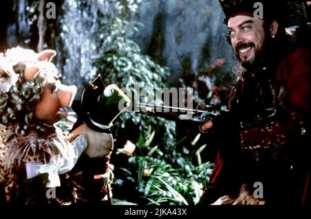 Miss Piggy, Kermit & Tim Curry Film: Muppet Treasure Island (1997) Charaktere: , & Long John Silver Regie: Brian Henson 16 February 1996 **WARNUNG** Dieses Foto ist nur für redaktionelle Zwecke bestimmt und unterliegt dem Copyright von WALT DISNEY und/oder dem von der Film- oder Produktionsfirma beauftragten Fotografen.Es kann nur von Publikationen im Zusammenhang mit der Bewerbung des oben genannten Films reproduziert werden. Eine obligatorische Gutschrift an WALT DISNEY ist erforderlich. Der Fotograf sollte auch bei Bekanntwerden des Fotos gutgeschrieben werden. Ohne schriftliche Genehmigung der Film Company kann keine kommerzielle Nutzung gewährt werden. Stockfoto